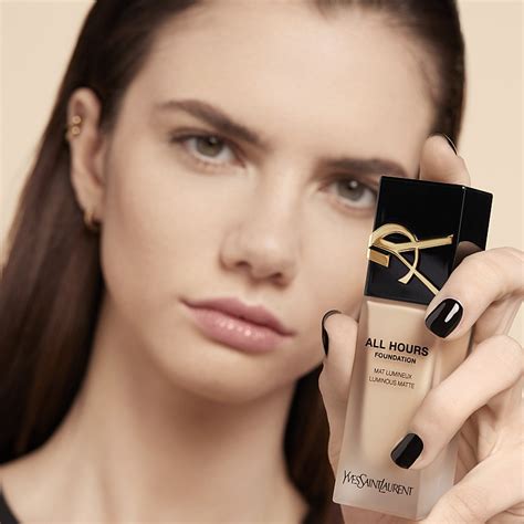 Yves Saint Laurent, All Hours Foundation Luminous Matte, 